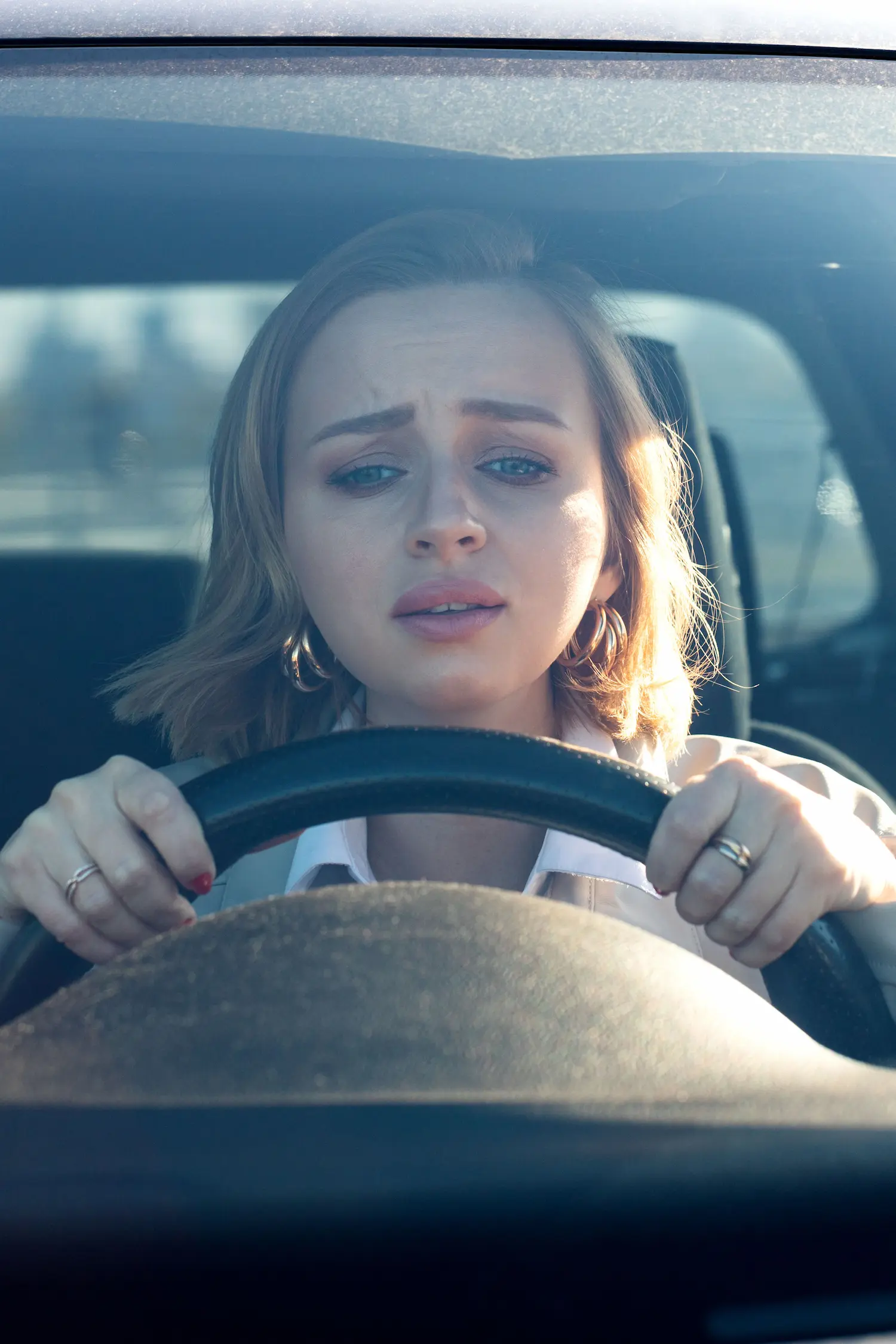 portrait-woman-car